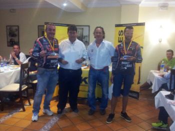 J. Antonio Belmonte y Zoilo Montero recogiendo sus trofeos de Subcampeones de España